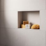 Optimisez l&rsquo;espace de votre salle de bain avec une niche de douche encastrable carrée