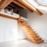 Aménagement de combles : 5 idées pour choisir la place idéale de votre escalier tout en créant du rangement